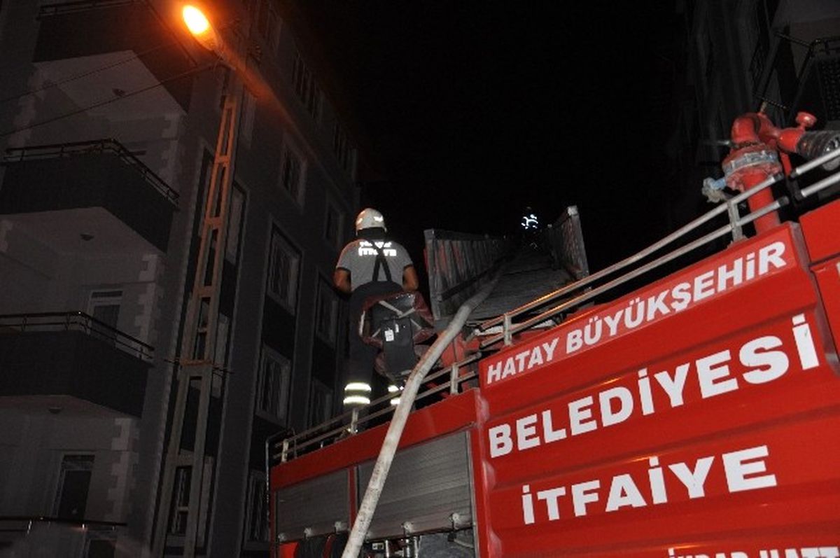 Hatay\'da Kocasına Sinirlenen Kadın Evini Ateşe Verdi