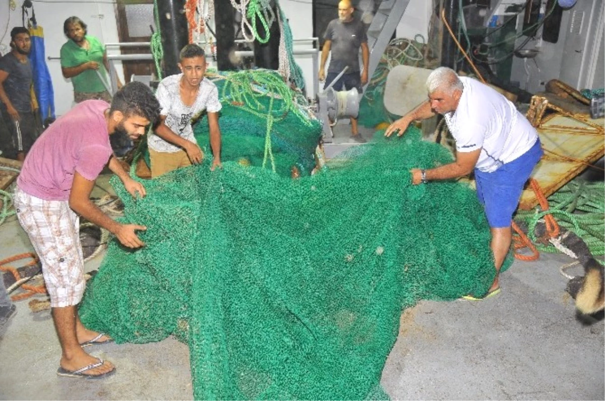İzmirli Balıkçılar 80 Kilometrelik Fırtınada \'Vira Bismillah\' Dedi