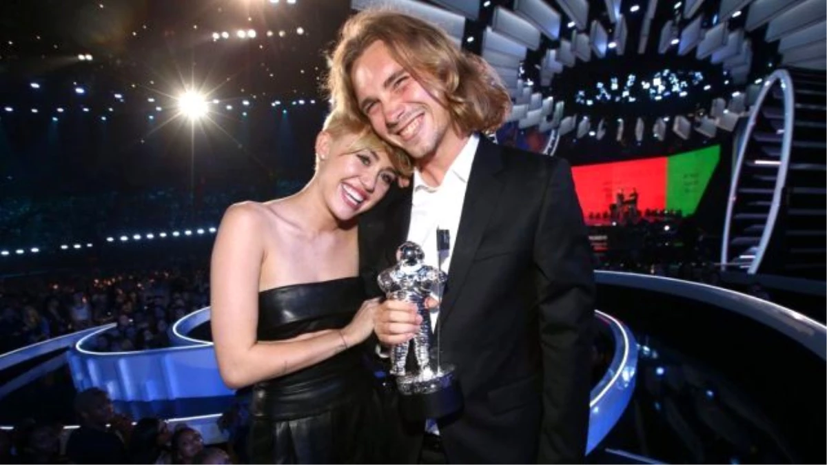 Miley Cyrus\'in Ödülü Satışa Çıkarıldı