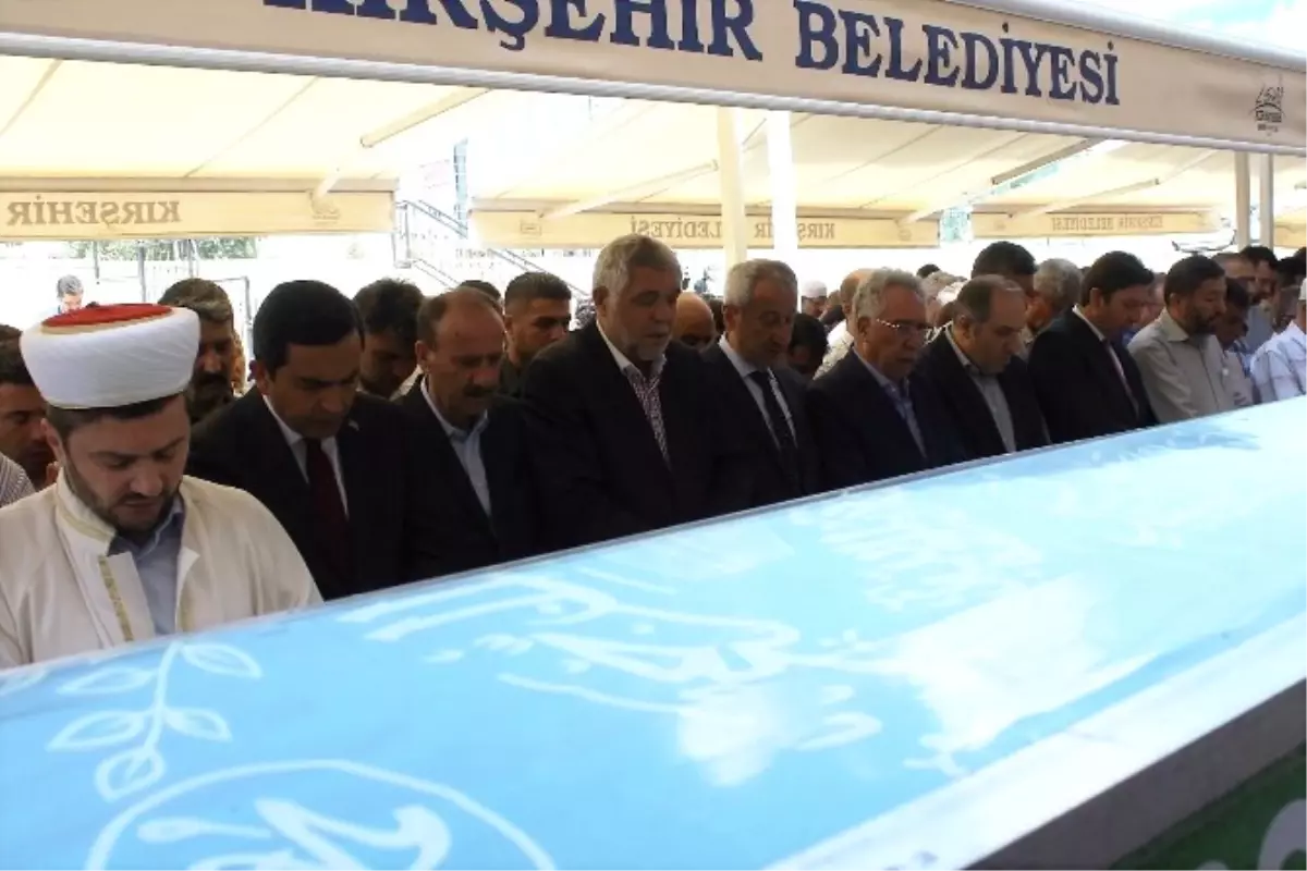 Milli Görüş Onursal Başkanı Yavuz Çelik\'in Annesi Son Yolculuğuna Uğurlandı