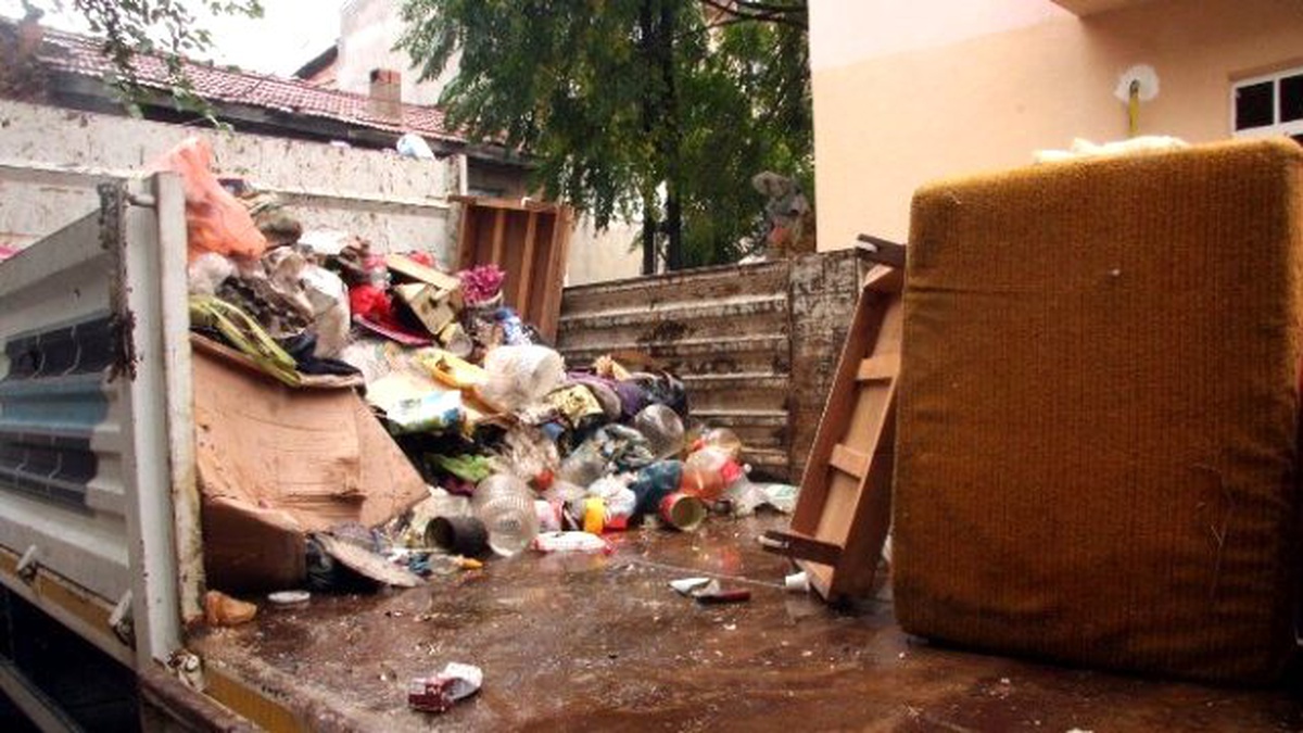 Evden Üç Kamyon Çöp Çıktı