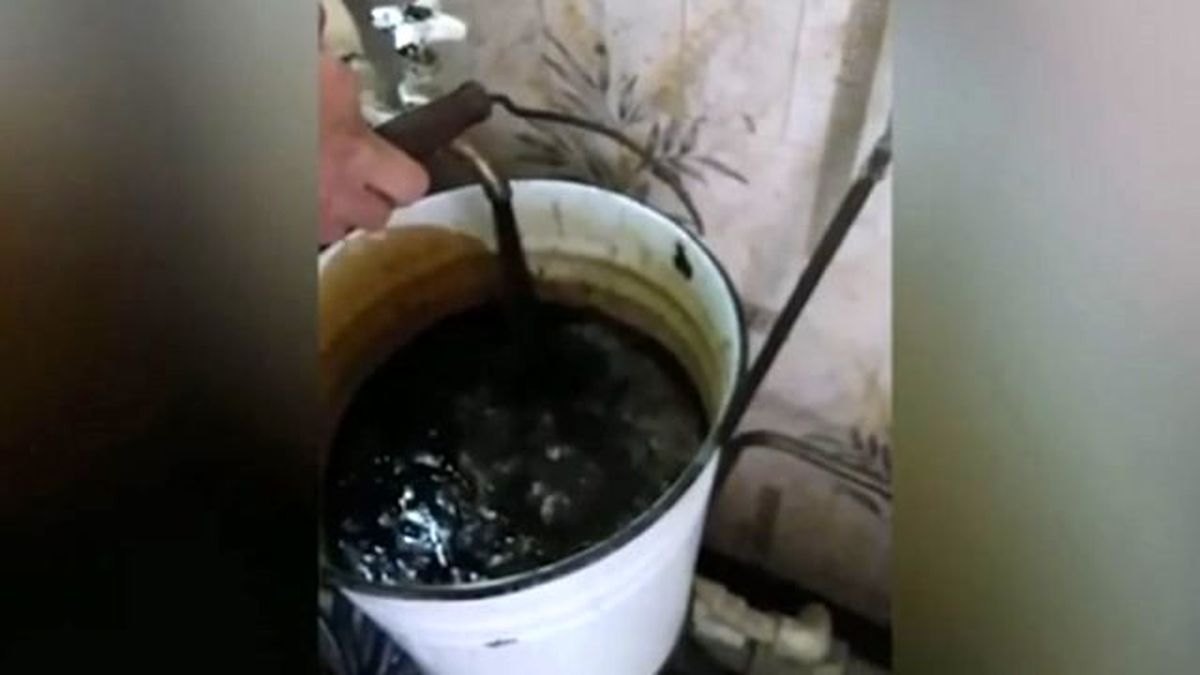 Rusya'da Bir Köyün Musluklarından Sıcak Petrol Aktı