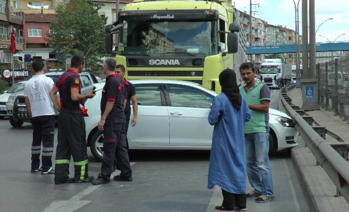Şerit Değiştirmek İsteyen Otomobil Tır\'ın Altına Girdi