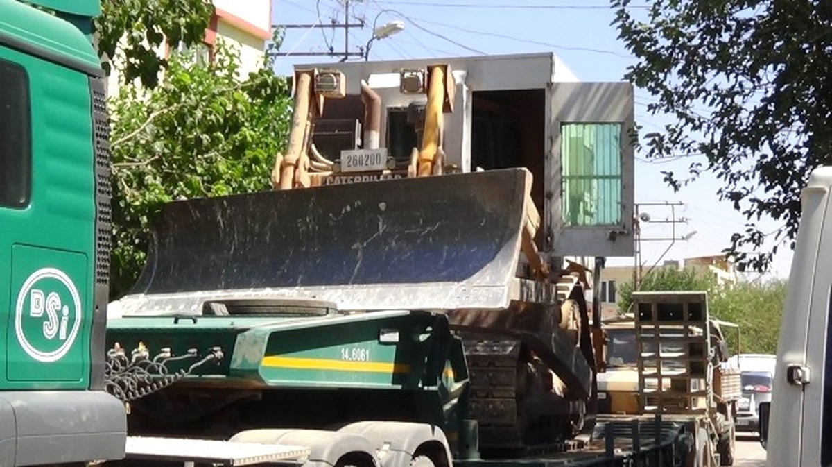Suriye Sınırına Zırhlı İş Makineleri Sevk Edildi