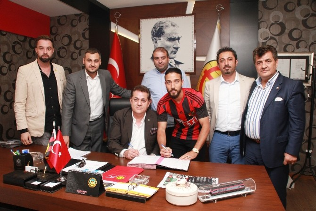 Tarık Çamdal Eskişehirspor\'a Yeniden İmzayı Attı