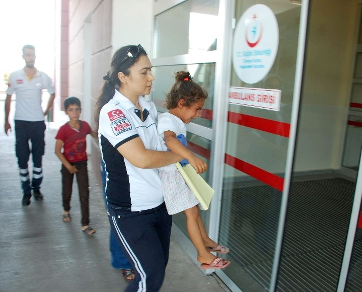 Tekeri Patlayan Motosiklet Devrildi: 3 Yaralı