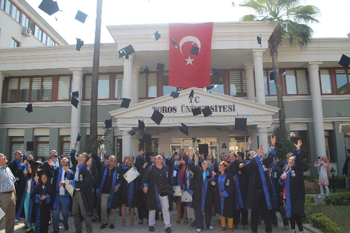 Toros Üniversitesi\'nden Sertifika Alan Emlakçılar Kep Fırlattı