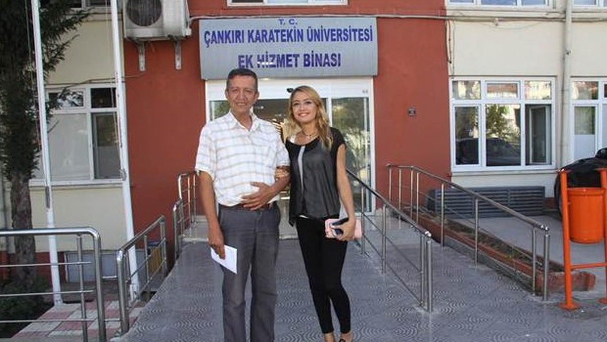 Üniversiteye Kayıt Yaptırmaya Kızıyla Gitti