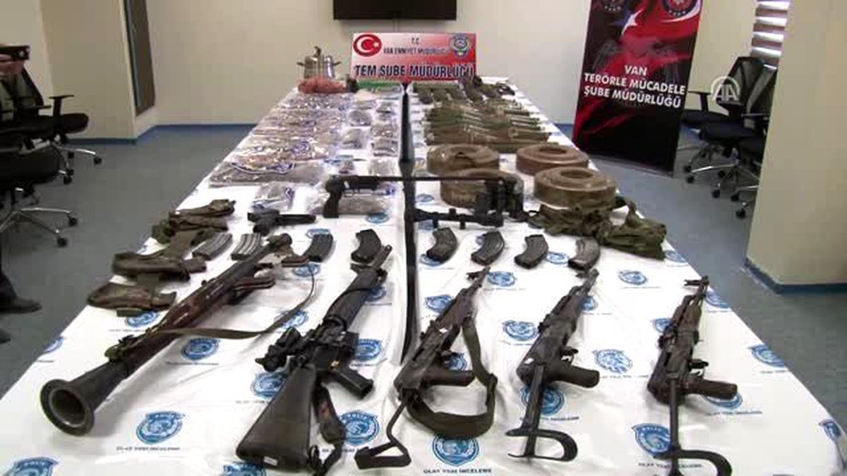 Van Polisi Çok Sayıda Silah ve Mühimmat Ele Geçirdi