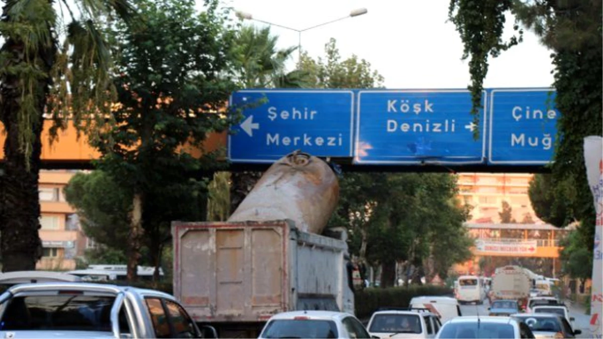 Aydın\'da Tanker Taşıyan Kamyon Üst Geçide Çarptı