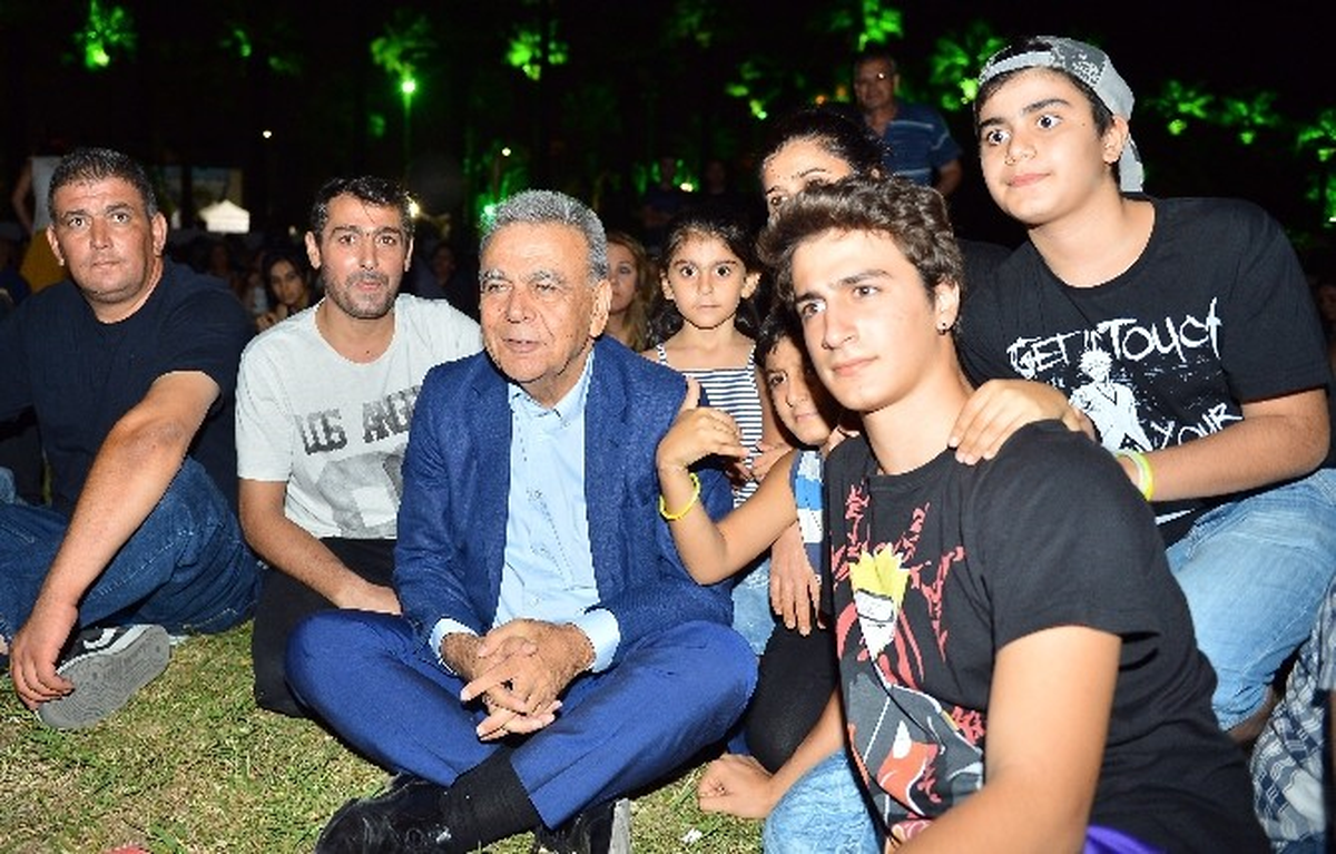 Başkan\'ın Çimde Konser Keyfi