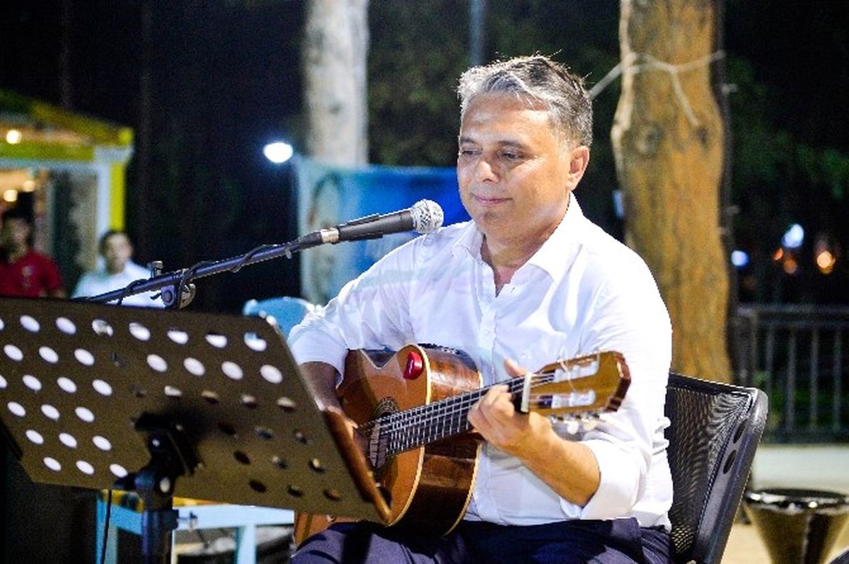 Başkan Uysal Gitarıyla Sahnede