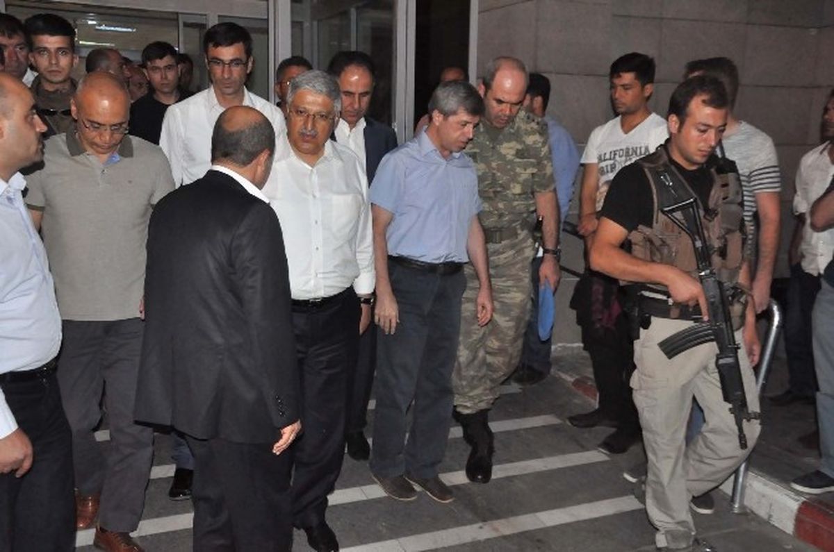 Bitlis Valisi ve AK Parti Genel Başkan Yardımcısı Yaraları Askerleri Ziyaret Etti