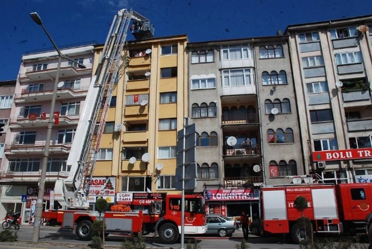 Bolu\'da Apartmanın Çatısında Korkutan Yangın