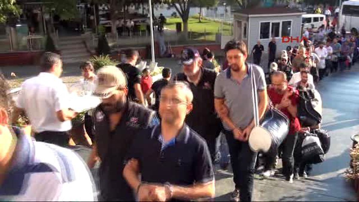 Bursa\'da Gözaltına Alınan 51 Polis Adliyeye Sevk Edildi