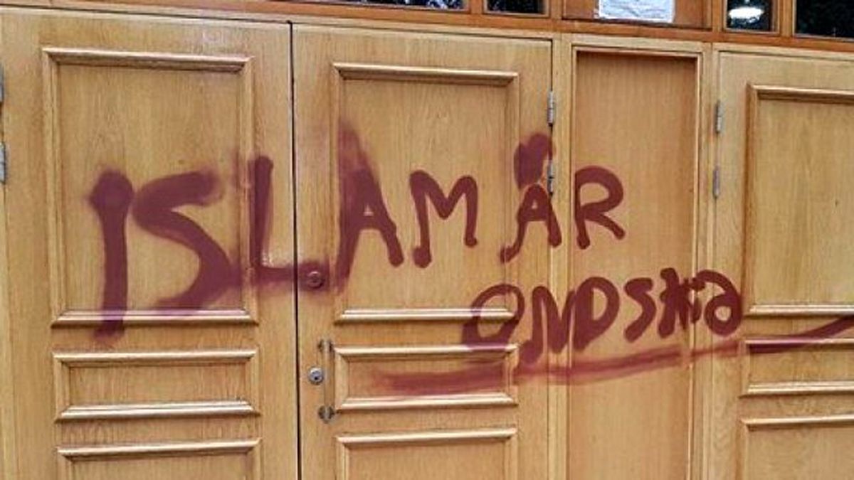 Cami Kapısına 'İslam Kötülük Dinidir' Yazdılar