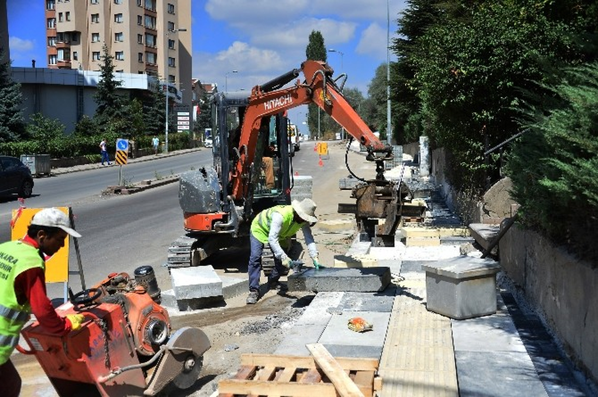 Dikmen Caddesi\'nde Kaldırım Çalışmaları Başladı