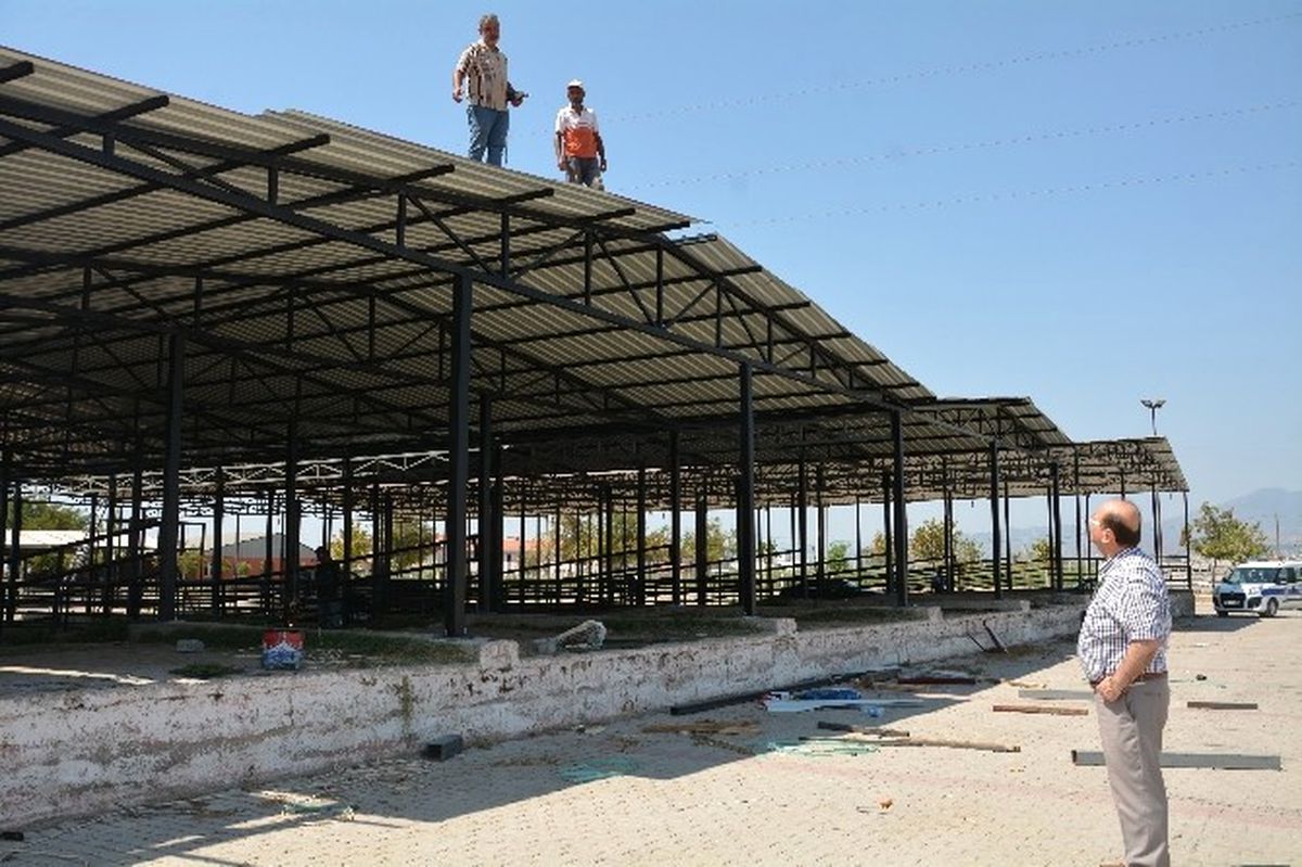 Efeler\'de Hayvan Pazarının Üstü Kapatıyor