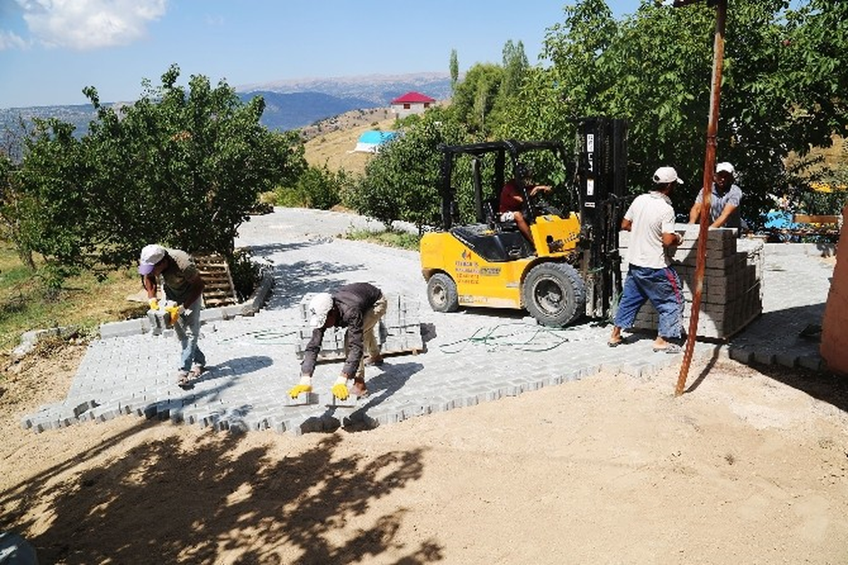 Erdemli Belediyesi, Hacıalanı\'nın Sokaklarını Parkeyle Donatıyor