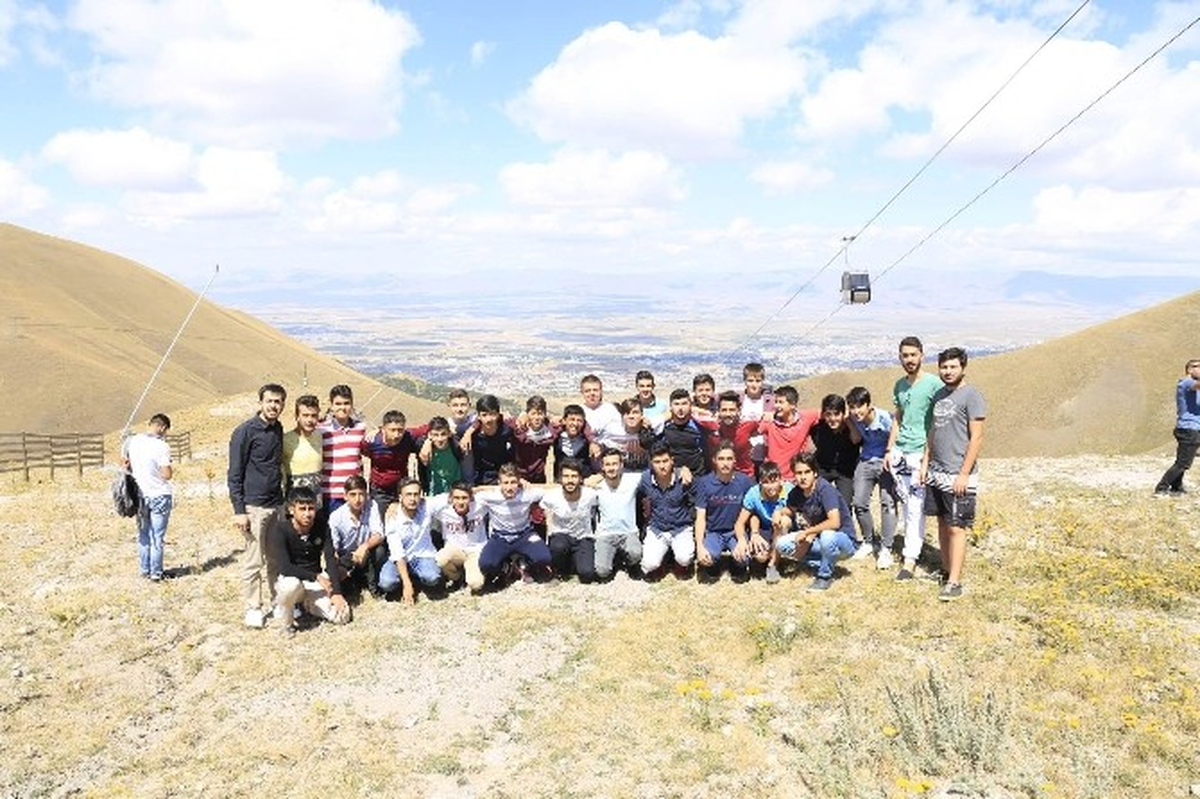 Erzurum\'a Gelen Öğrenciler Tarihi ve Turistik Yerleri Gezdiler