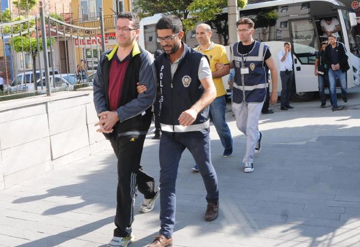 Eskişehir\'de Fetö\'den Gözaltına Alınan Avukat ve Polisler Adliyede