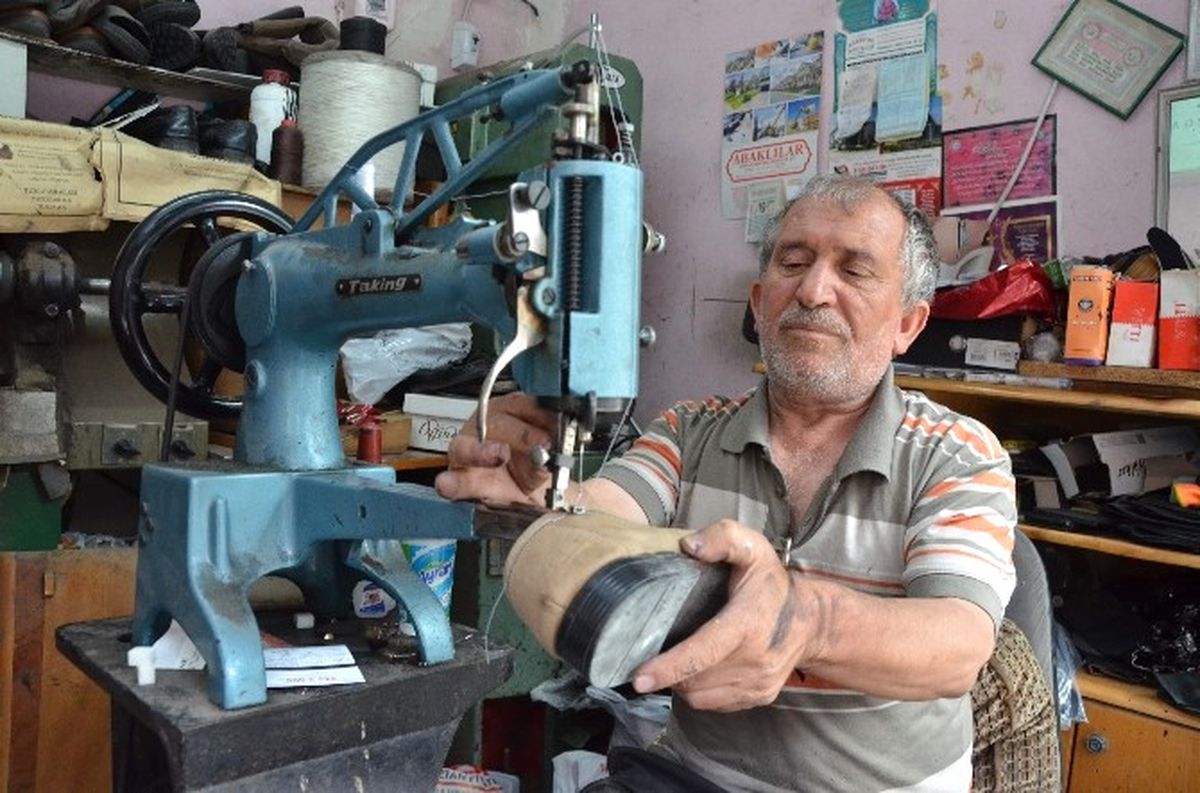 Eskiyen Ayakkabılar Artık Çöpe Atılıyor