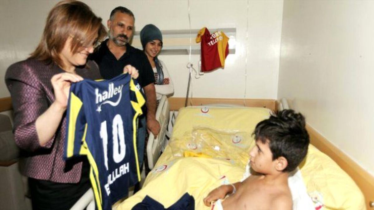 Fatma Şahin Küçük Emrullah'a Erdoğan Adına Forma Hediye Etti