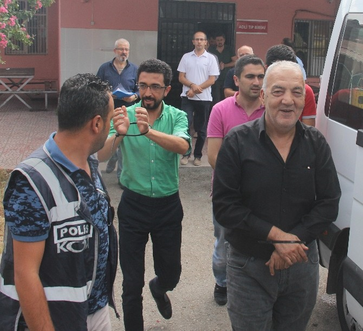 Fetö\'den Gözaltına Alınan Gazeteci ve Avukatlar Adliyeye Sevk Edildi