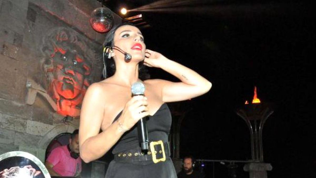 Gülşen, Karnı Burnunda Sahneye Çıktı