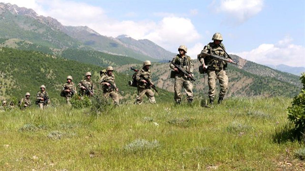 Hakkari\'nin Çukurca İlçesinde Terör Örgütü PKK\'ya Yönelik Operasyonda 1 Asker Şehit Oldu, 6 Asker...