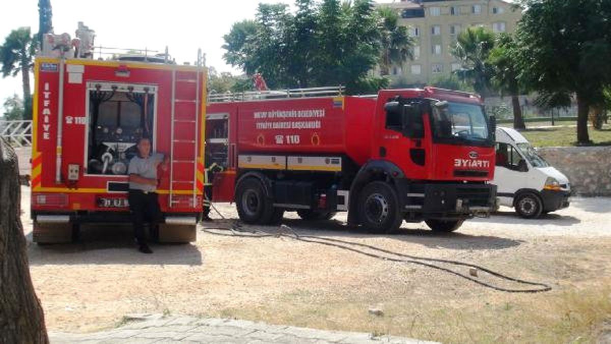 Hatay\'da CHP Defne İlçe Binasında Yangın