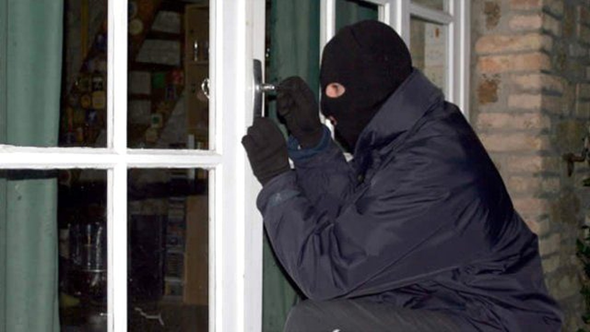 Hırsızlık Yapmak İstedikleri İşyerine Keşfe Maske ile Hırsızlığa İse Bulaşık Eldiveni ile Geldiler