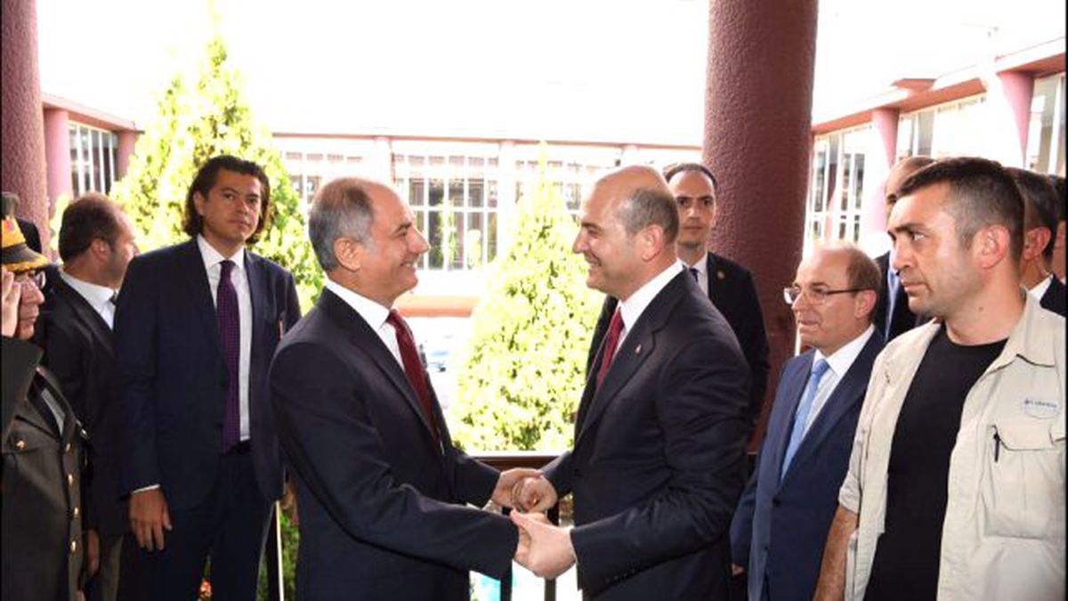 İçişleri Bakanlığı Devir Tesliminde Samimi Görüntü