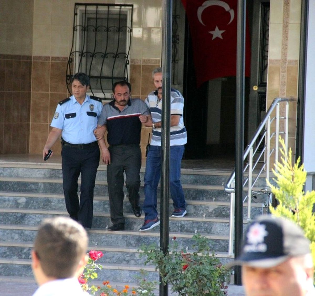 İntihara Teşebbüs Eden Şahsı Polis Kurtardı
