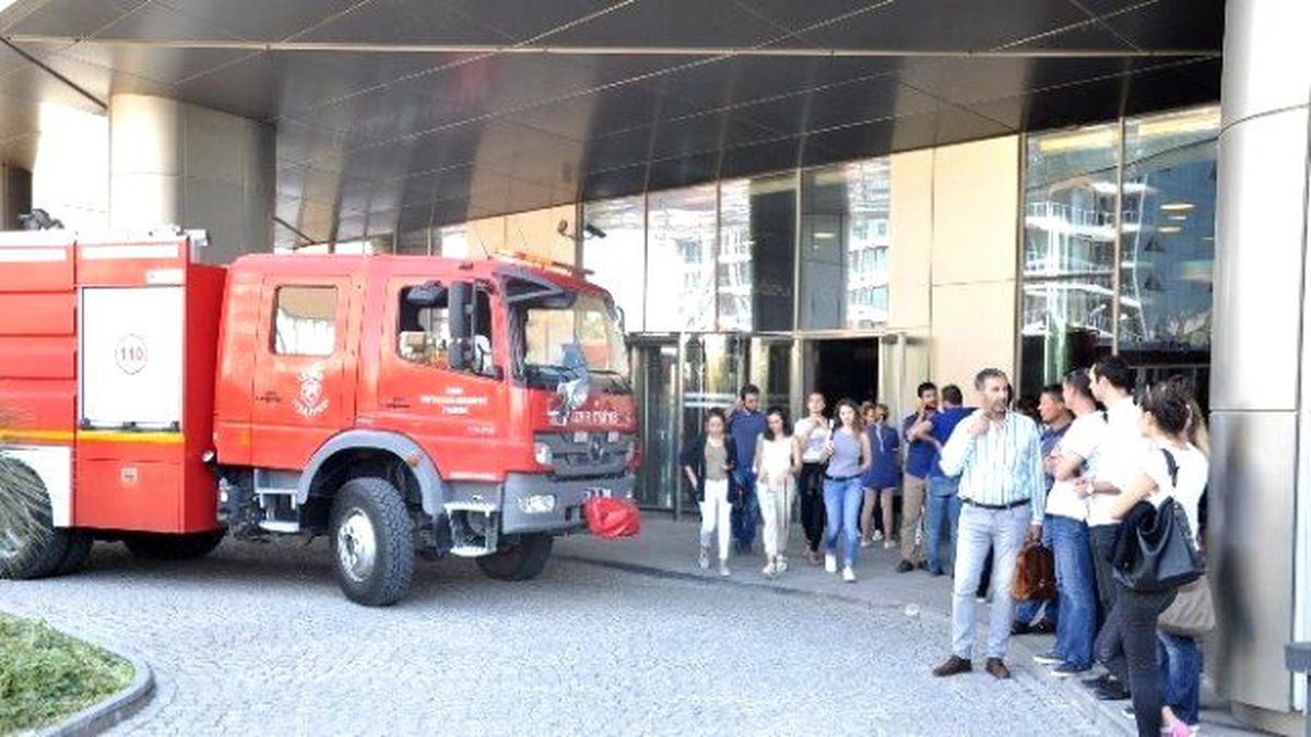 İzmir\'de İş Merkezinde Yangın