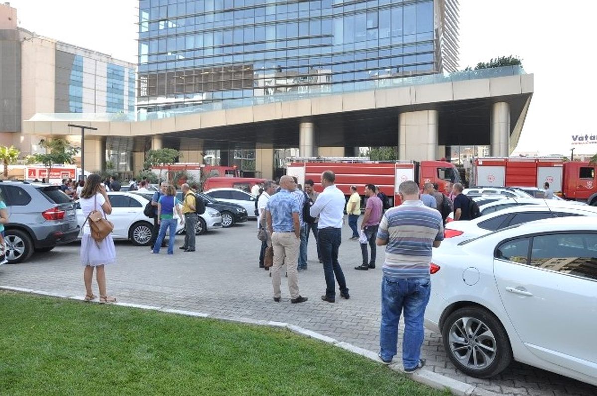 İzmir\'de İş Merkezindeki Yangın Paniğe Neden Oldu