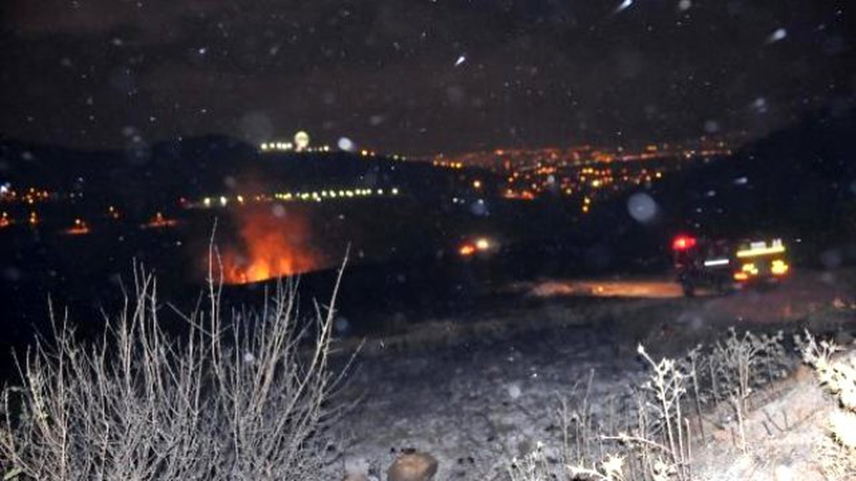 İzmir\'de Otluk ve Makilik Alanda Yangın Çıktı (2)