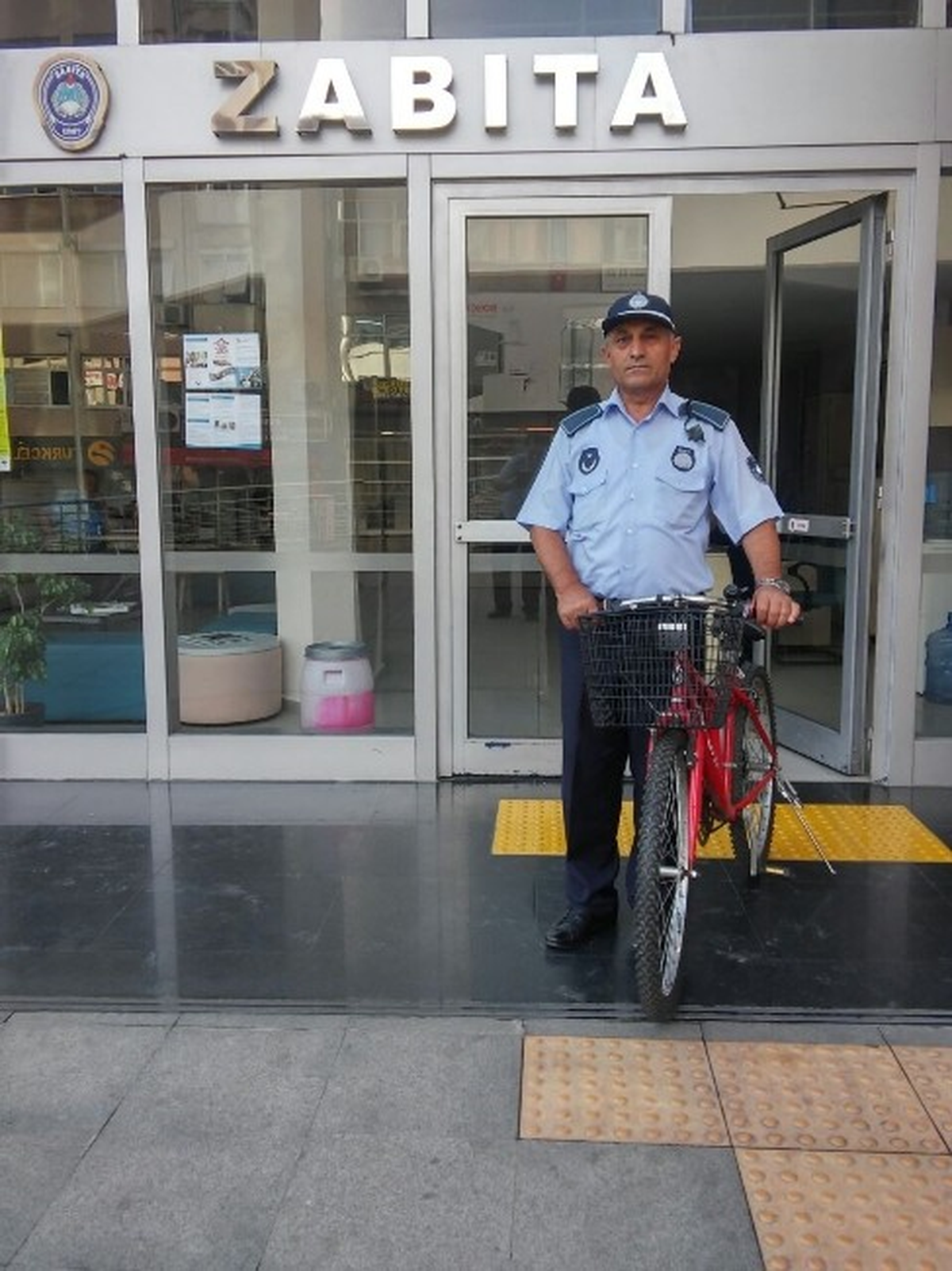 İzmit Zabıtası Bisikletini Kaybeden Vatandaşı Bekliyor