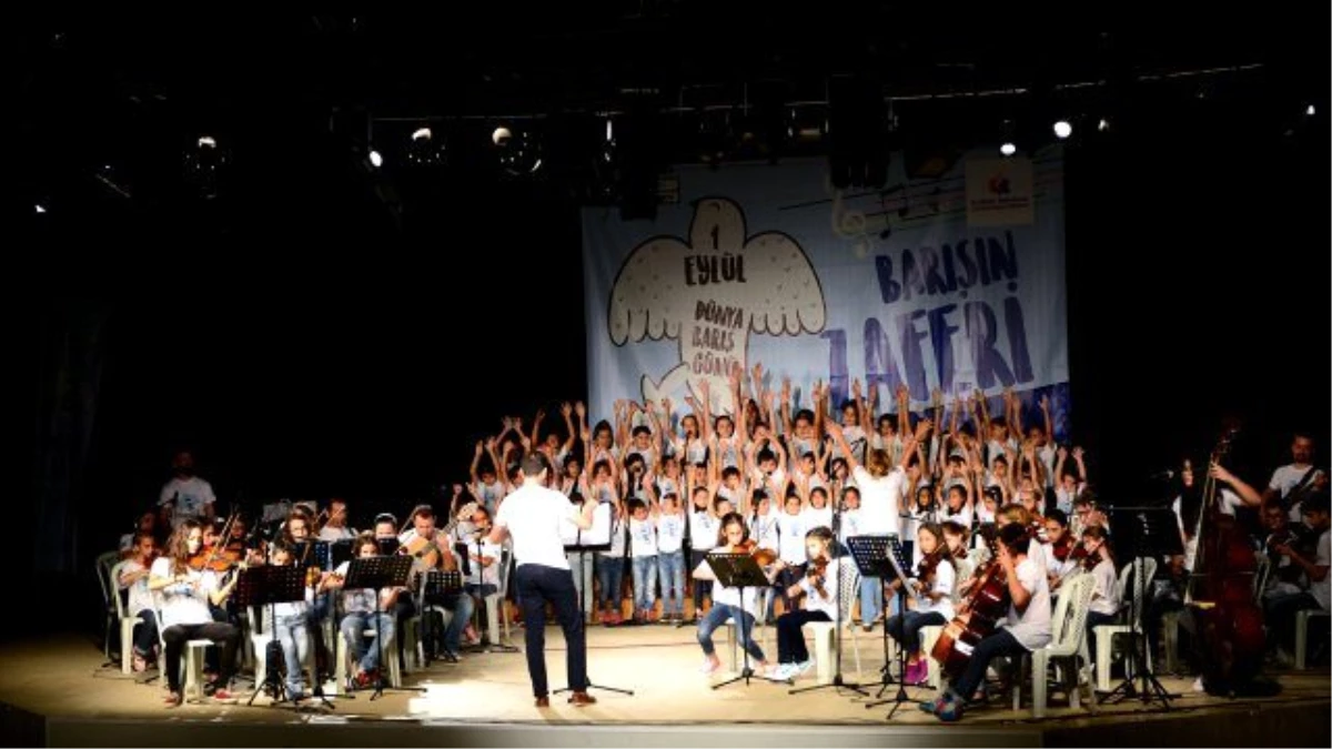 Kadıköy\'de Çocuklar "BARIŞ" İçin Şarkılar Söyledi