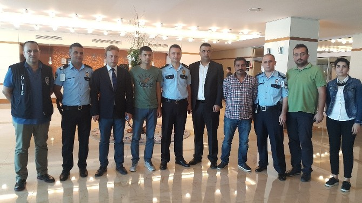 Kahraman Polis Memuru Terör Saldırısının Ardından İlk Kez Havalimanında
