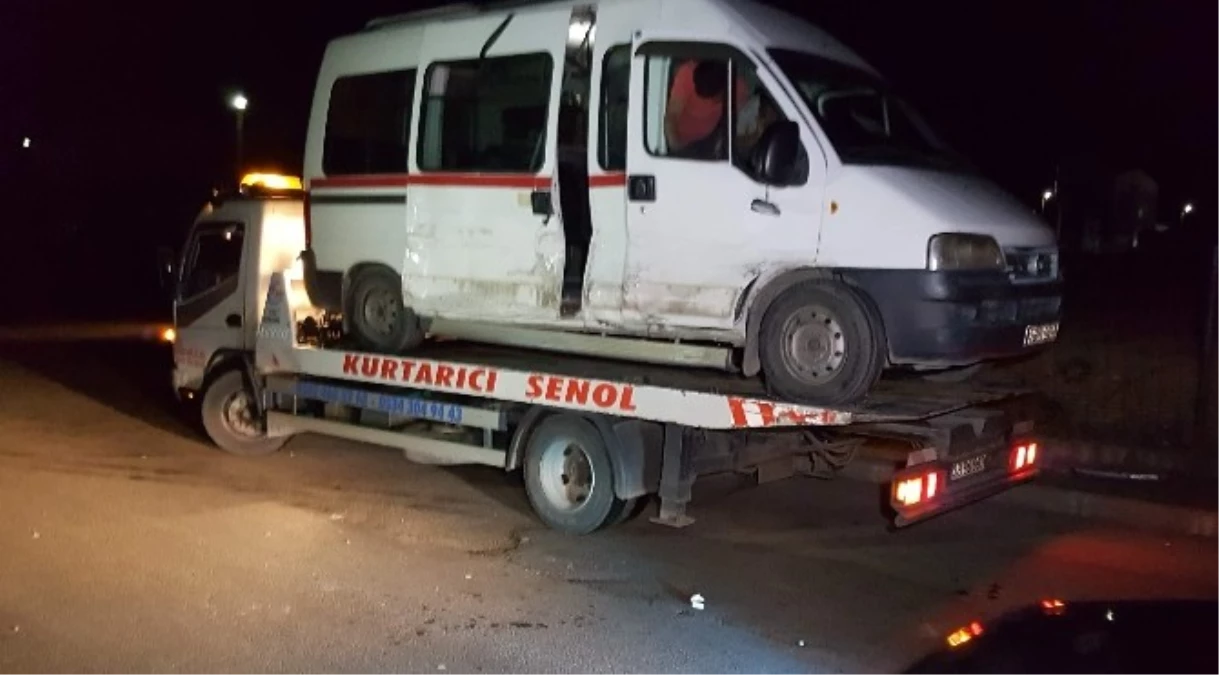 Karabük\'te İki Servis Aracı Çarpıştı: 14 Yaralı