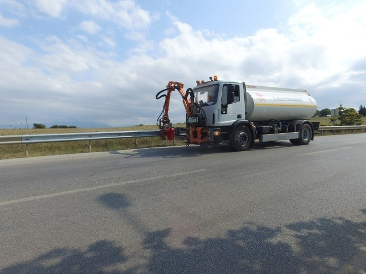 Kocaeli\'de Bariyerler Özel Araçla Yıkanıyor