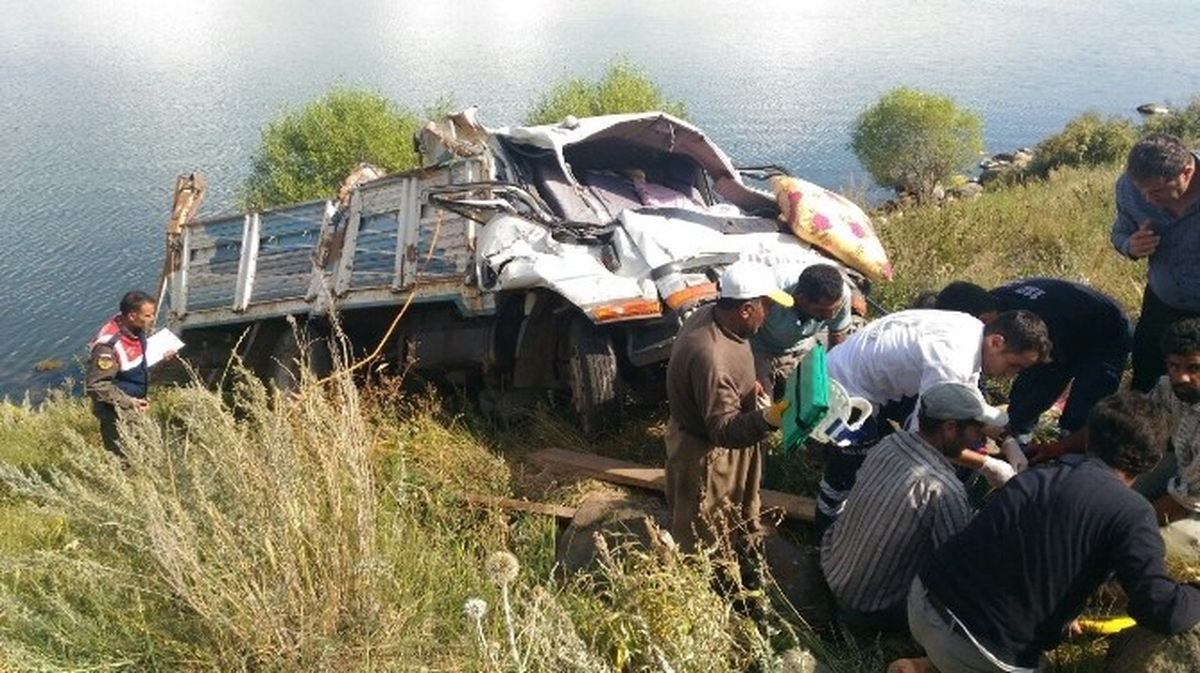 Koyun Yüklü Kamyon, Çıldır Gölü Kenarında Şarampole Yuvarlandı: 3 Yaralı