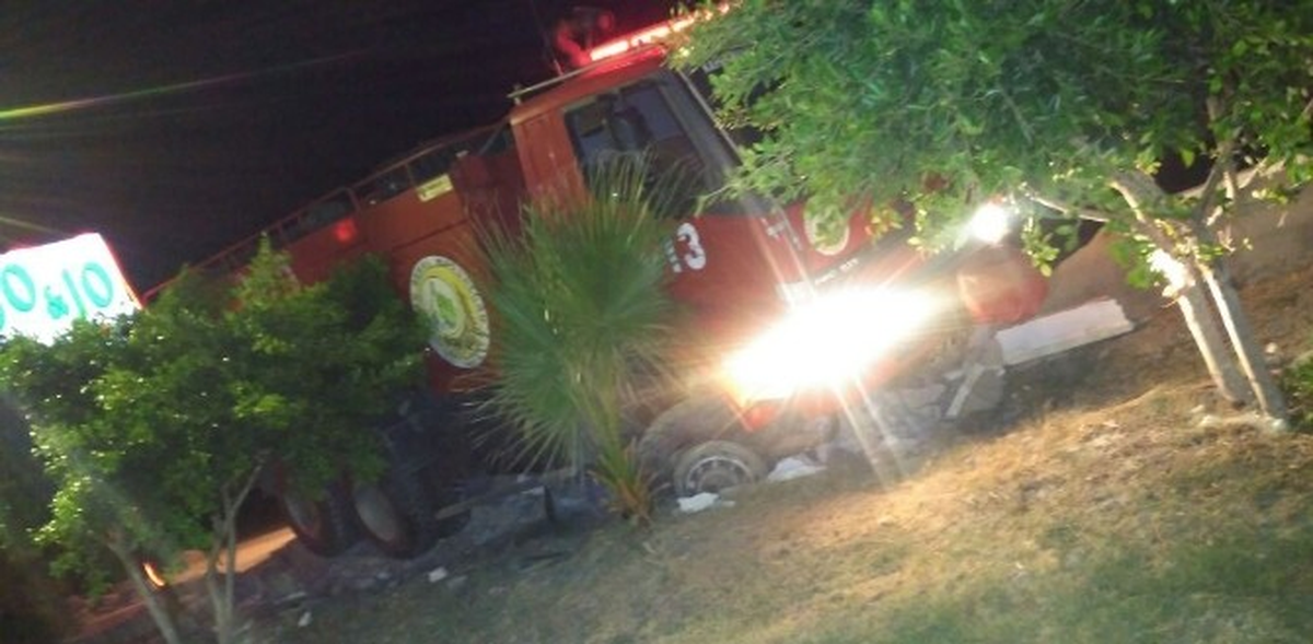 Lastiği Patlayan İtfaiye Aracı Kafenin Bahçesine Daldı
