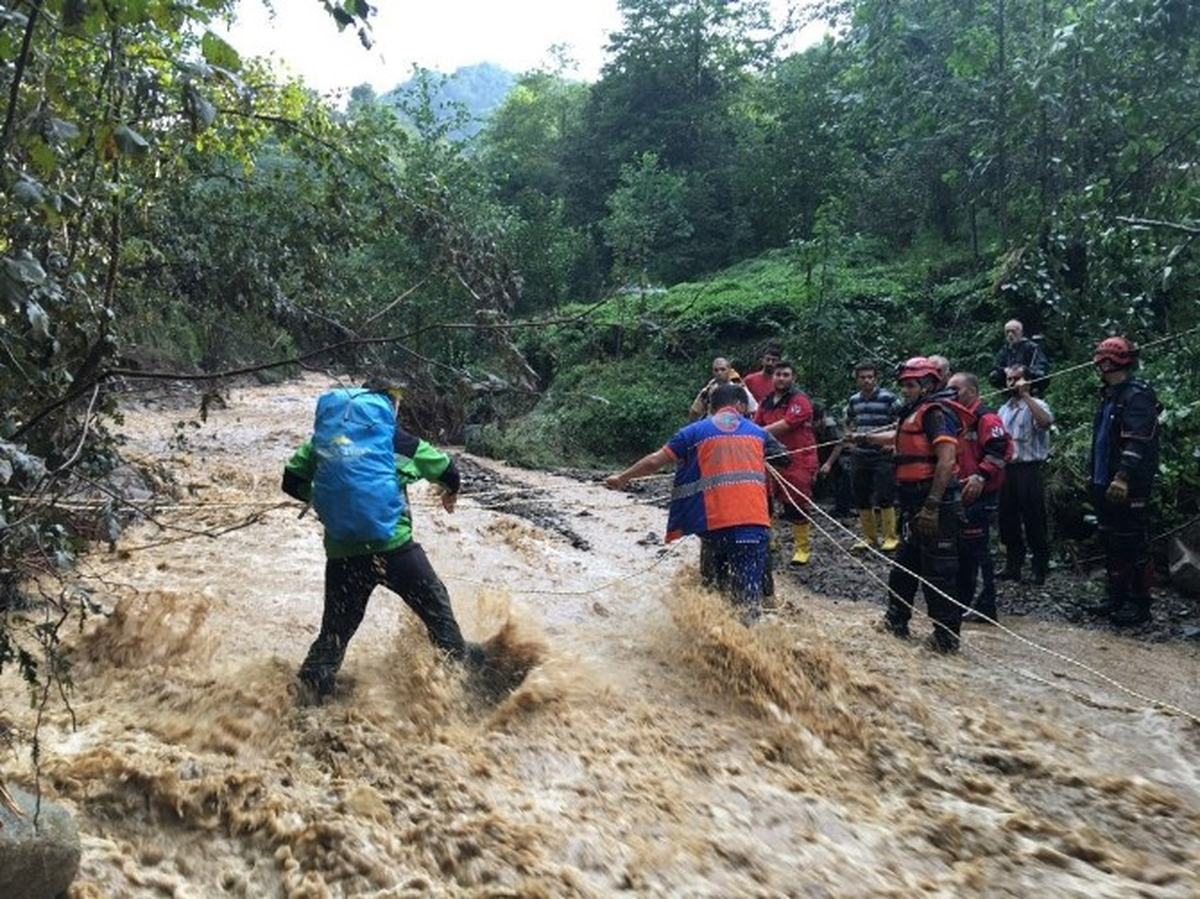 Rize\'de Sel ve Heyelanlar Nedeniyle Mahsur Kalan 9 Vatandaş Kurtarıldı