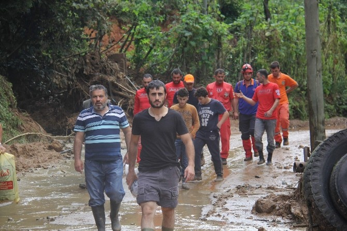 Rize\'nin Fındıklı İlçesindeki Selde Kaybolan Çocuğu Arama Çalışmaları Sürüyor