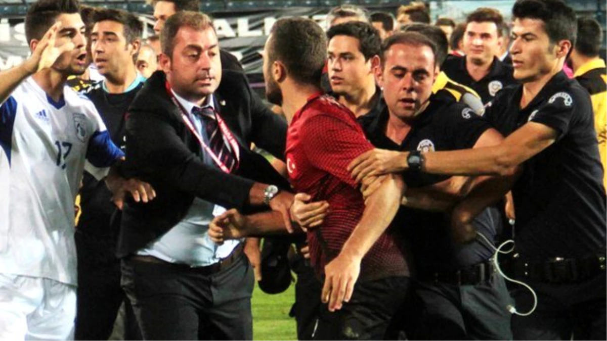 Rum Gazeteleri: Kavga, Türk Futbolcuların Tahrik Etmesi Nedeniyle Çıktı