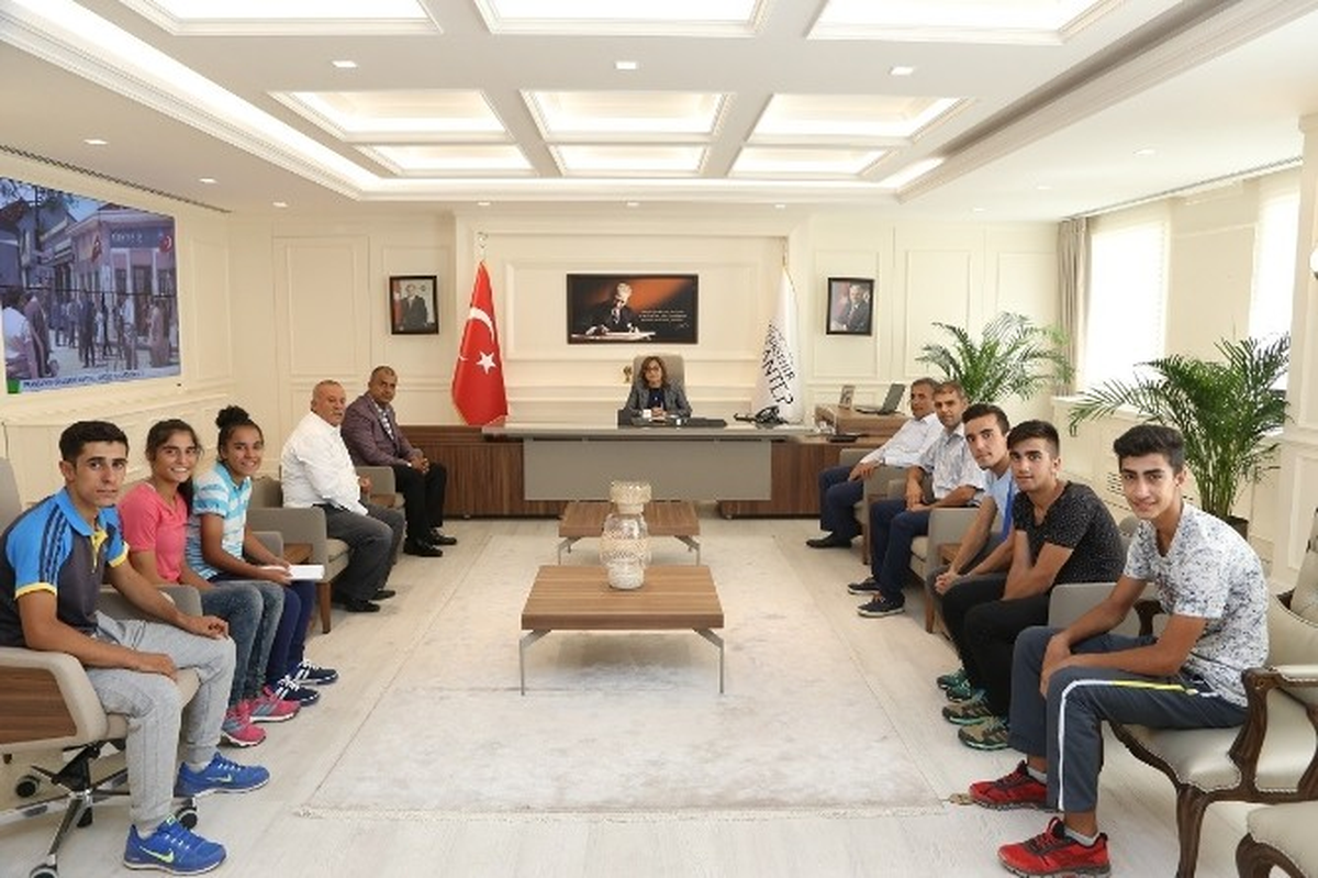 Şampiyon Hokeycilerden Fatma Şahin\'e Ziyaret