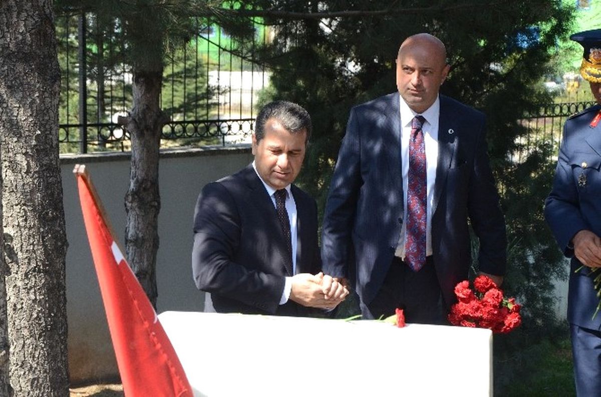 Şehitler Eskişehir\'in Kurtuluş Gününde Mezarları Başında Anıldı