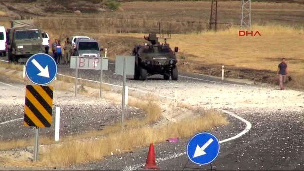Silvan\' da Askeri Aracın Geçişi Sırasında Patlama